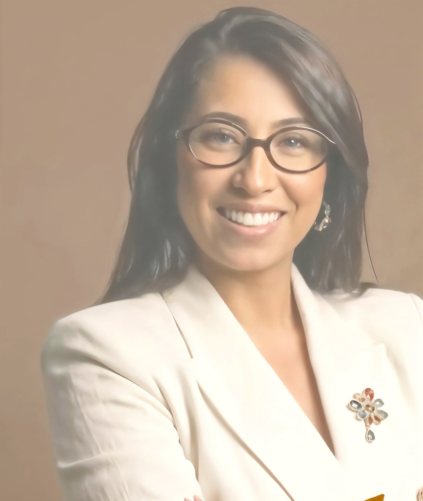 Hellen Cristhina, de blazer branco, sorrindo